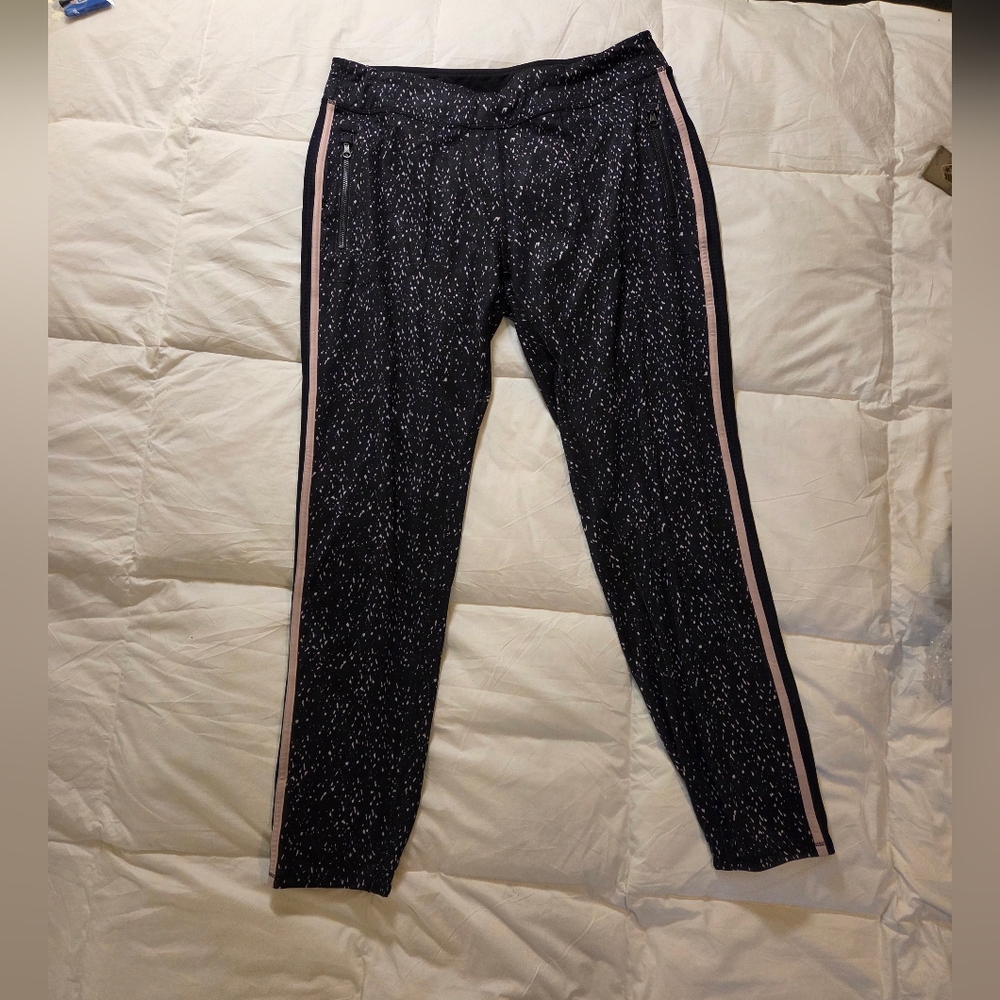 Lululemon Keep On Track Pant Size 10 Butterfly
Texture Mink Berry Black LIKE NEW